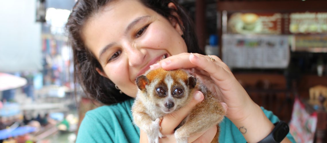 Mari segurando um Loris